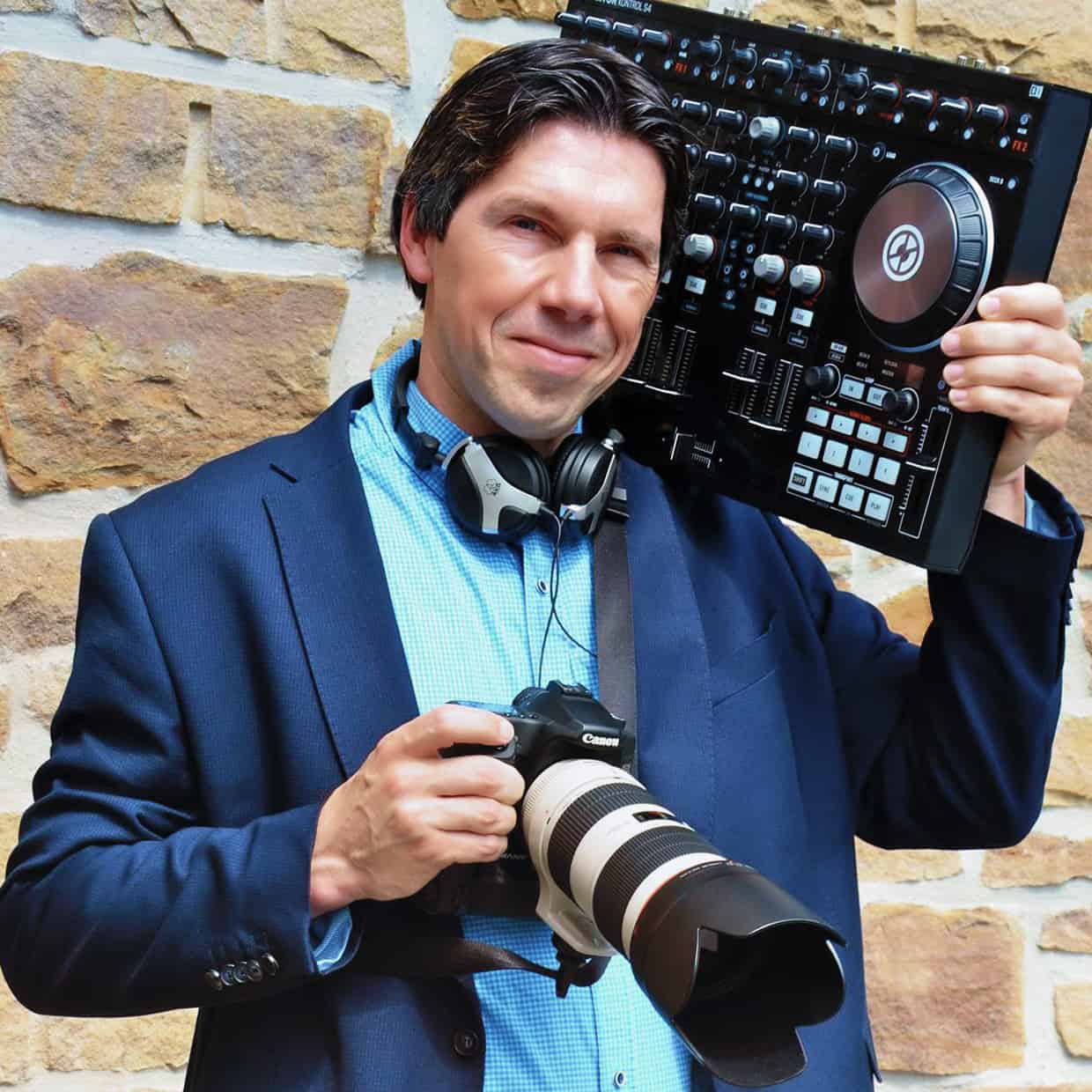 Deejay Andy – der Foto-DJ, professionelle Event-Dienstleistungen für Hochzeit, Geburtstag, Jubiläum, Firmen-Event, Vereins-Feier, Stadtfest und vieles mehr! Deejay Andy – der Foto-DJ, professionelle Event-Dienstleistungen für Hochzeit, Geburtstag, Jubiläum, Firmen-Event, Vereins-Feier, Stadtfest und vieles mehr!
