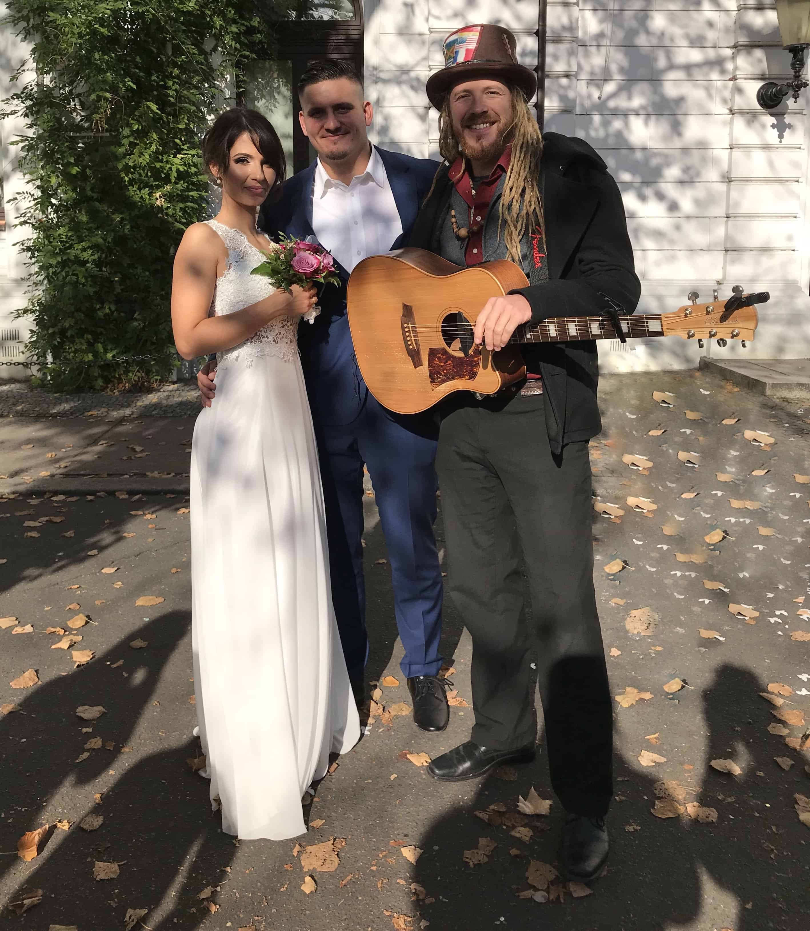 Von der exklusiven live Musik über top Technik bis hin zum Party-DJ – Das komplette musikalische Rahmenprogramm für Ihre Hochzeit aus einer Hand Von der exklusiven live Musik über top Technik bis hin zum Party-DJ – Das komplette musikalische Rahmenprogramm für Ihre Hochzeit aus einer Hand